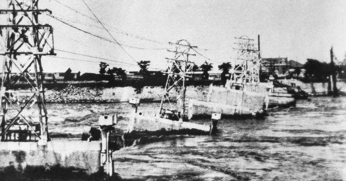 青山士/後世への遺産: 写真集 パナマ運河 荒川放水路 信濃川大河津分水路 信濃川,大河津分水路周辺より越後平野と弥彦山[25397011657]の