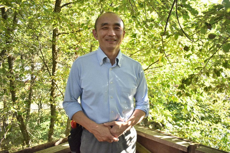 ヤングケアラーだった美斉津康弘さん=長野県御代田町の自宅で2021年10月15日、坂根真理撮影