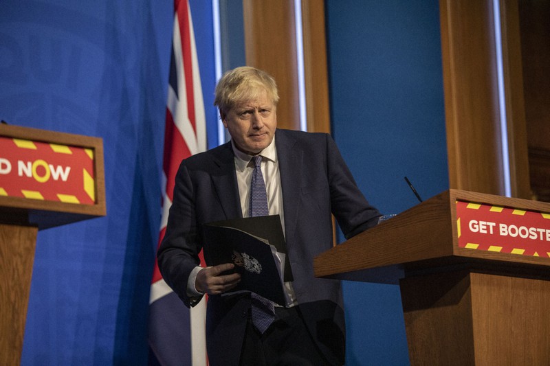 新型コロナウイルスの感染拡大について記者会見するジョンソン英首相=ロンドンで2022年1月4日、AP