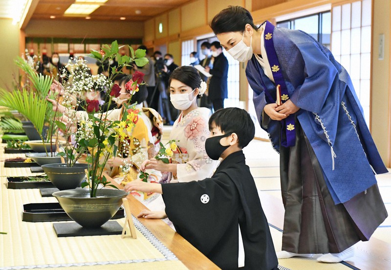華道家元池坊の「初生け式」 晴れ着姿など400人が参加 京都 | 毎日新聞