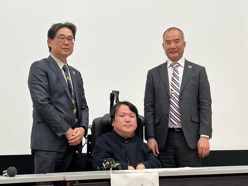東京大特任教授に着任し、記者会見で抱負を語った野口聡一宇宙飛行士(右)。中央は共同研究をする熊谷晋一郎准教授=東京都目黒区で2022年1月5日、池田知広撮影