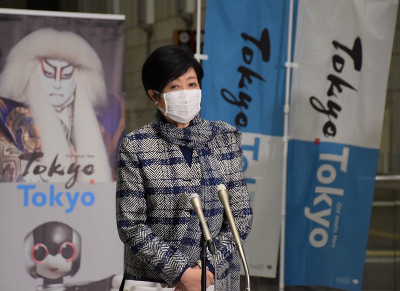 報道陣の取材に応じる東京都の小池百合子知事=東京都庁で2022年1月5日午後10時16分、斎川瞳撮影