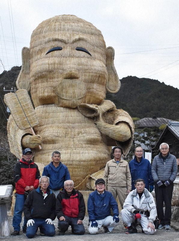布袋 かたどった巨大稲わら人形登場 富貴繁栄 願い 三重 毎日新聞