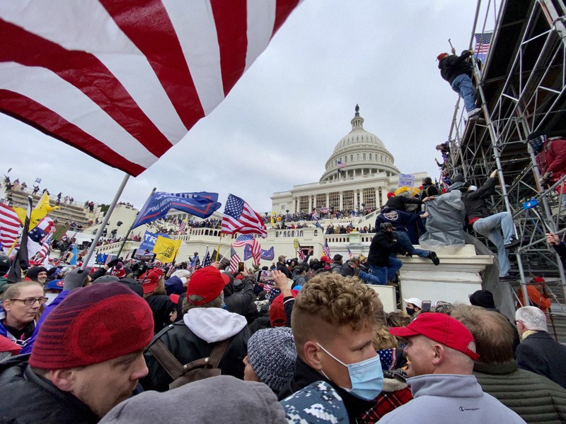 連邦議会の議事堂を占拠する群衆=米首都ワシントンで2021年1月6日(ケビン・ハーグさん提供)