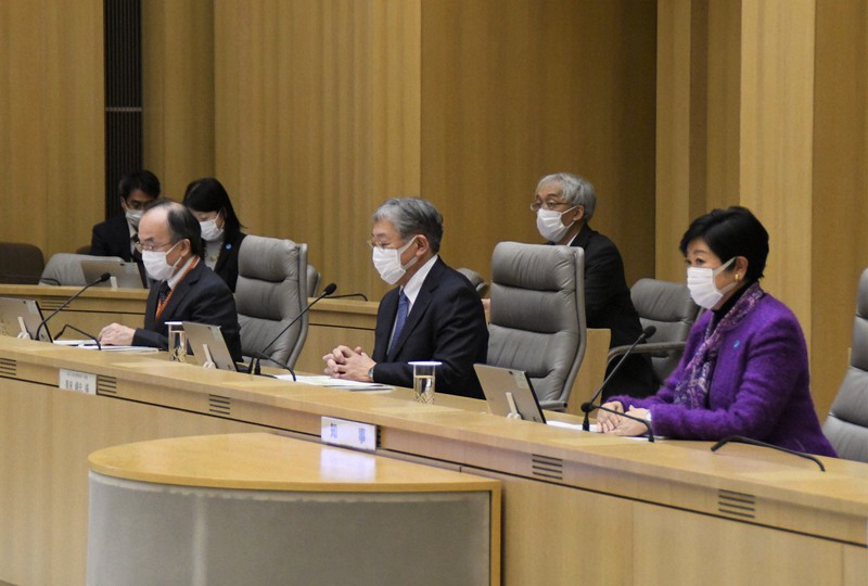 小池百合子知事(右端)らが出席した東京都のモニタリング会議=新宿区の都庁で2022年1月6日午後3時、黒川晋史撮影