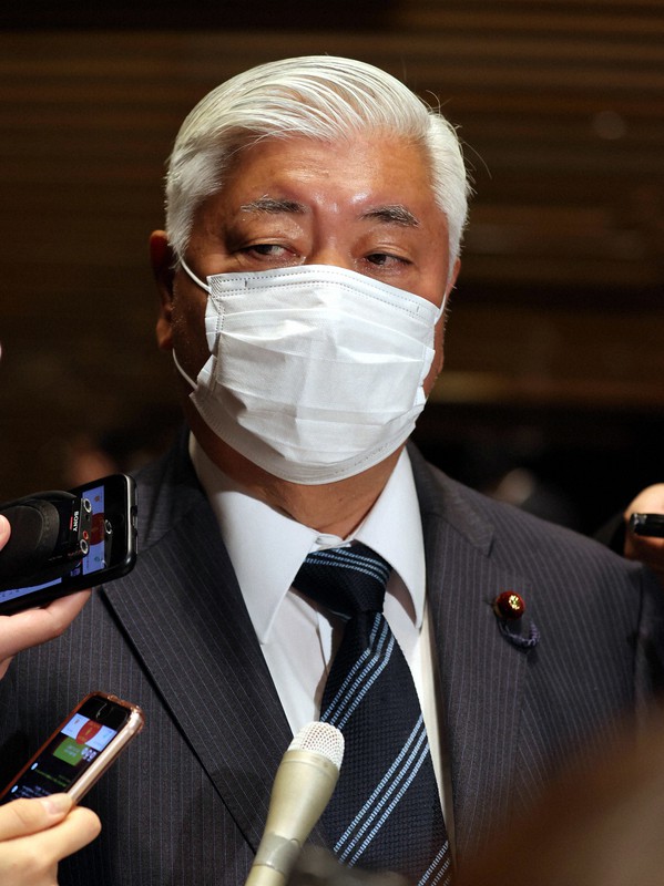 閣僚認証式前に記者団の質問に答える中谷元・人権問題担当首相補佐官=首相官邸で2021年11月10日、幾島健太郎撮影