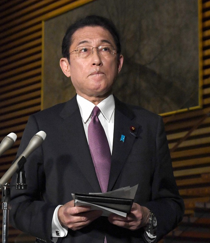 記者団の質問に答える岸田文雄首相=首相官邸で2021年12月24日、竹内幹撮影