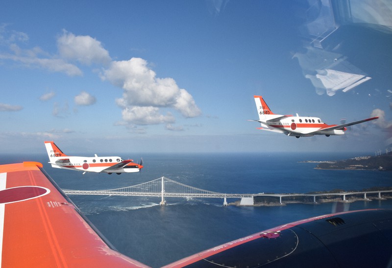 練習機「TC90」が編隊飛行 海自徳島教育航空群が今年初訓練 | 毎日新聞