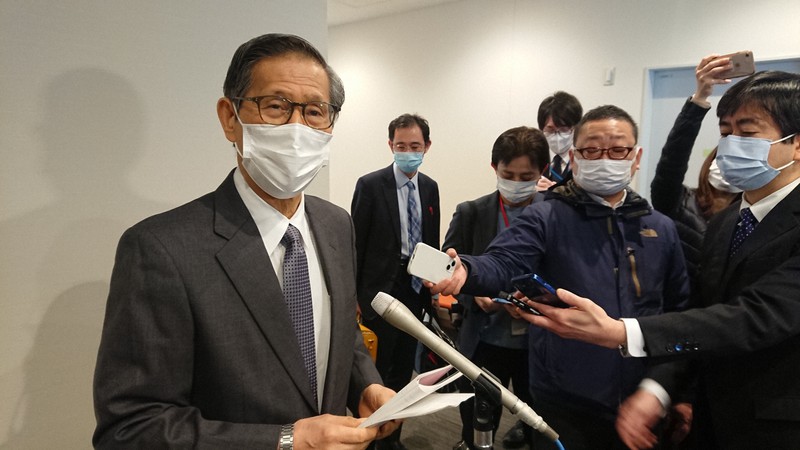 記者団の質問に答える尾身茂・基本的対処方針分科会長(左)=東京都千代田区で2022年1月7日午前11時59分、原田啓之撮影
