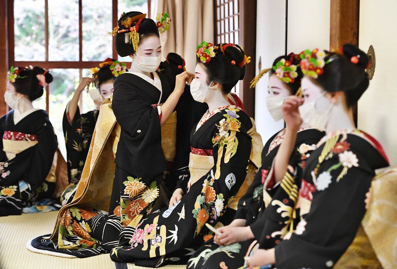 京都の花街・祇園甲部で「始業式」 黒紋付きの芸舞妓が「今年もおたの