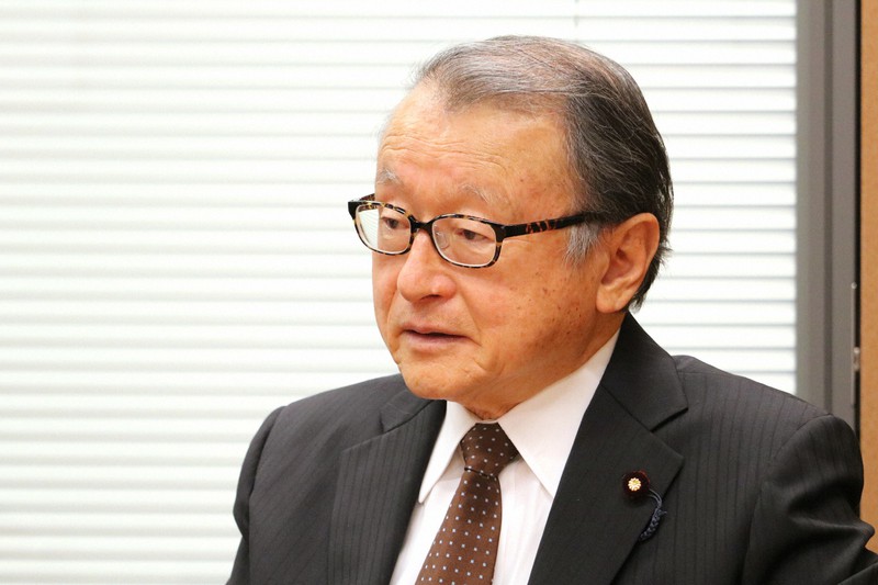 中川正春氏=岡本同世撮影