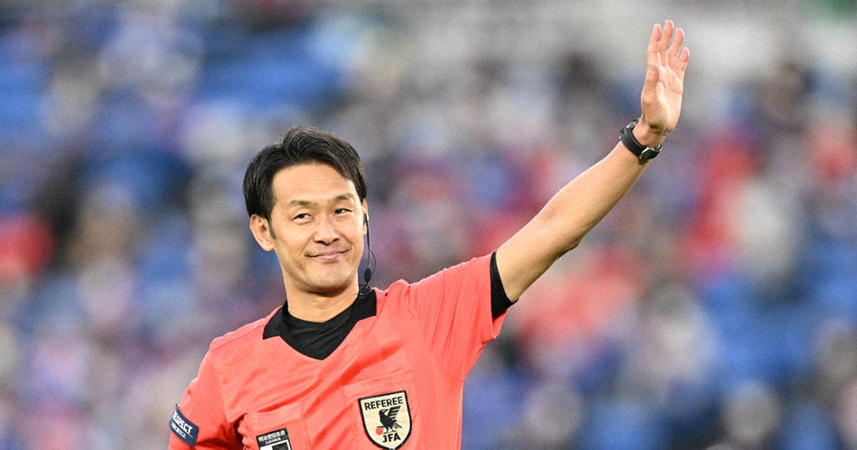月刊サッカー ピッチ去る 愛された笛 最多516試合で主審 家本政明さん 審判目線でsns発信 毎日新聞