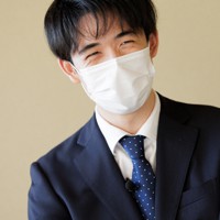 記者の質問に答える藤井聡太竜王＝東京都渋谷区で2021年12月18日、吉田航太撮影
