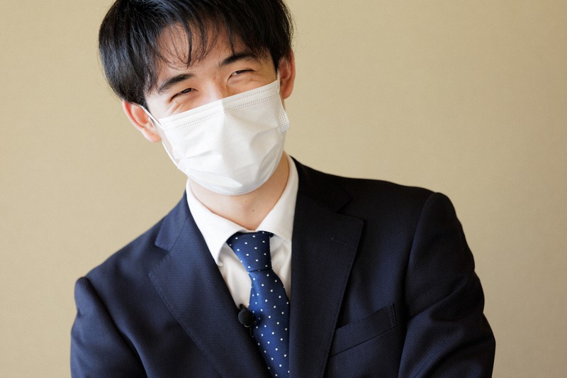 記者の質問に答える藤井聡太竜王＝東京都渋谷区で2021年12月18日、吉田航太撮影