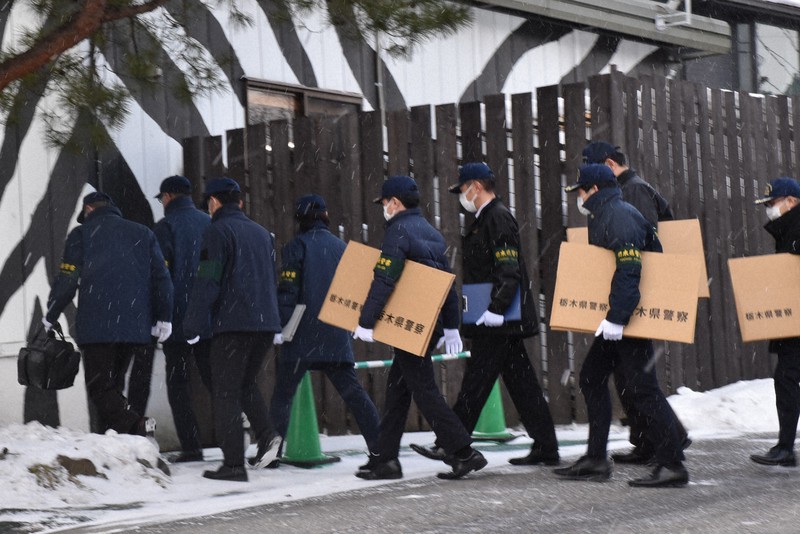 那須サファリパークに家宅捜索に入る栃木県警の捜査員=栃木県那須町の同園で2022年1月7日午前9時29分、鴨田玲奈撮影