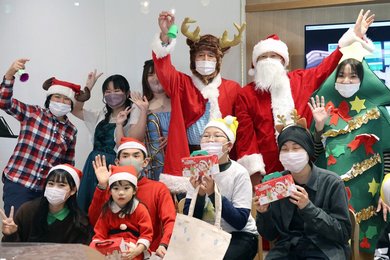 「ちょっと早いけど、メリークリスマス!」。完成したばかりの「横浜こどもホスピス」でのクリスマス会に、小児がんを経験した子どもらがプレゼントを持って訪れた。トナカイ姿の田川尚登さん(中央奥)らが歓迎した=横浜市金沢区で2021年12月19日、梅村直承撮影
