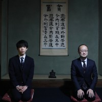 ALSOK杯王将戦第1局前の検分を終え、記念写真に納まる渡辺明王将（右）と藤井聡太竜王＝静岡県掛川市で2022年1月8日午後4時26分、小出洋平撮影