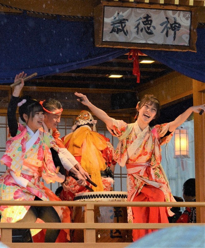 軽快なおはやしに合わせて踊りながら太鼓をたたく打ち手ら=福井県勝山市沢町1で2020年2月22日午後1時2分、塚本恒撮影