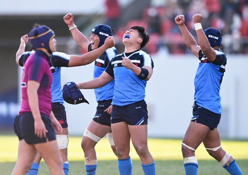 【東海大大阪仰星-国学院栃木】優勝し喜ぶ東海大大阪仰星の選手たち=東大阪市花園ラグビー場で2022年1月8日、藤井達也撮影