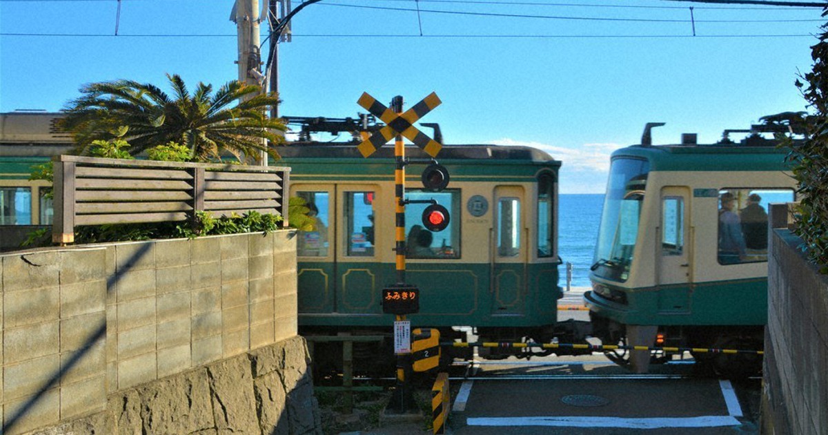かながわ鉄道ものがたり 開業150年 5 ガコッ バゴゴゴゴ ジュジュッ バチッ 江ノ電が行く 神奈川 毎日新聞