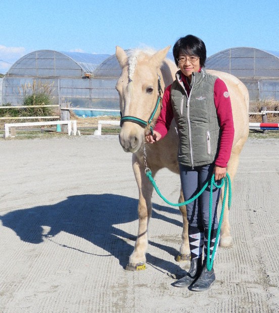 ホースセラピー指導員の長江久美子さんとセラピーホース=愛知県田原市で2021年11月11日、渡辺隆文撮影