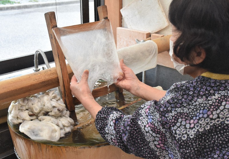 滋賀のワザ：／31 近江真綿・山脇源平商店（米原市） 伝統の製法、守り 