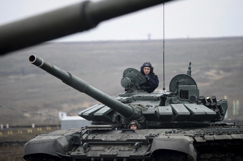 ウクライナとの国境近くで演習に参加したロシアの戦車=ロシア南部ロストフ州で2021年12月、AP