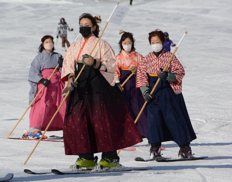 竹の一本ストック「ちょっと難しい」 スキー伝来時を再現 岩手 | 毎日新聞