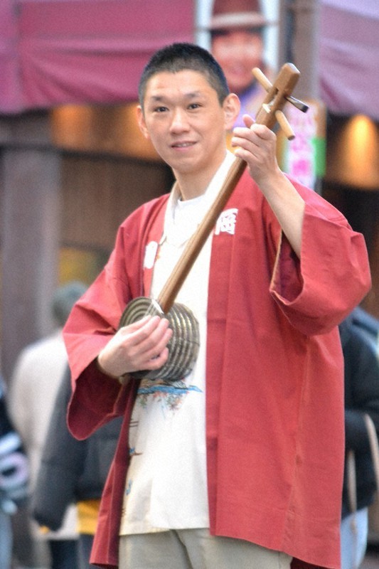 「庶民の声をこのカンカラ三線に乗せて」と意気込む岡大介さん=東京・浅草で2022年1月1日、鈴木琢磨撮影