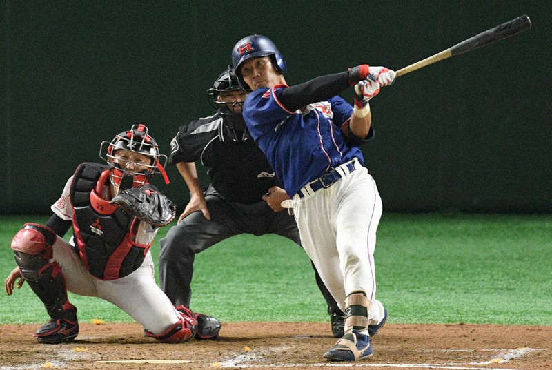 打席に立つ山本瑛大内野手=東京ドームで2019年7月15日、丸山博撮影