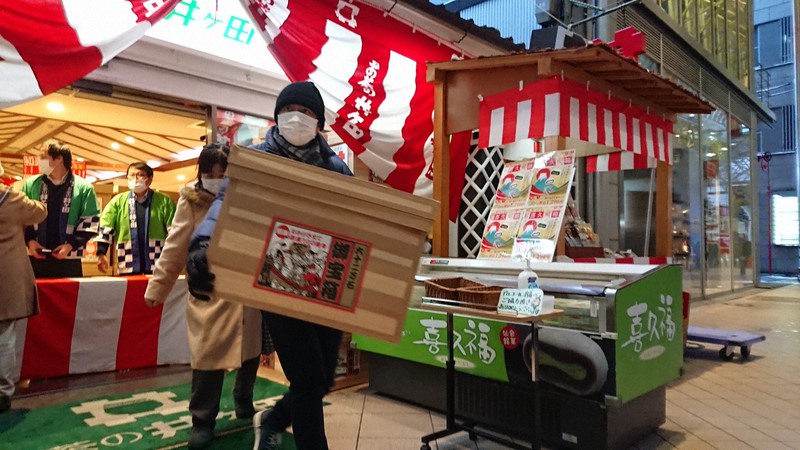 「仙台四郎」が暮らした仙台市の初売りの様子=仙台市青葉区で2021年1月2日、滝沢一誠撮影