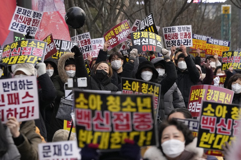 韓国政府に「防疫パス」の撤回を求めデモをするソウル市民ら=2022年1月8日、AP