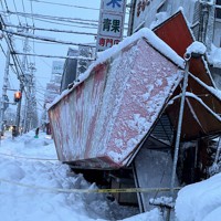 北海道の雪 北海道に冬の嵐 札幌、雪で倒木 厚岸など高潮で中心街の一部冠水 [写真