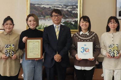 表彰式を終え、杉林堅次学長（中央）と記念撮影する（左から）大城宇宙さん、久田若菜さん、坂本美紅さん、伊藤羽美さん