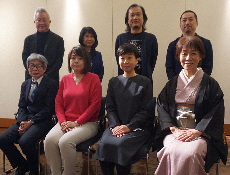 「関西えんげき大賞」創設とサイト開設を発表する記者会見に出席した呼びかけ人。後列左から2番目が代表の九鬼葉子教授=大阪市天王寺区で2021年12月9日午後5時3分、反橋希美撮影