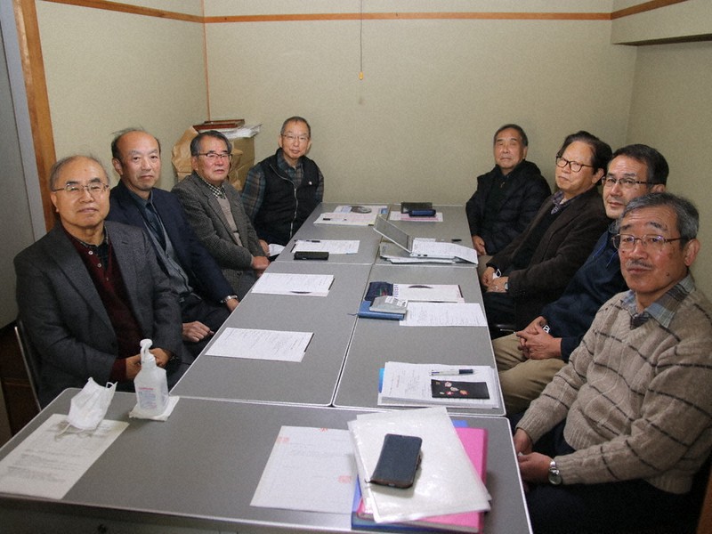 NPO法人化して初のスタッフ会議に集まった浅田芳正理事長(左)ら=奈良市芝辻町4で、姜弘修撮影