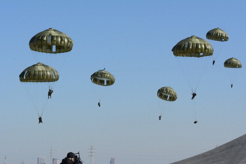 陸自空挺団が「降下訓練始め」 住民の来場は2年連続中止 千葉 | 毎日新聞