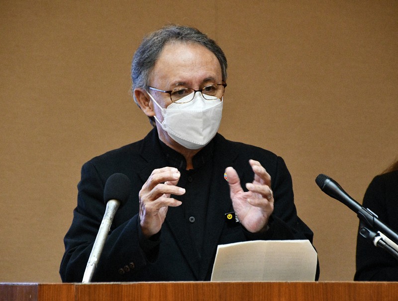 記者会見する沖縄県の玉城デニー知事=那覇市の県庁で2022年1月13日午後4時47分、遠藤孝康撮影
