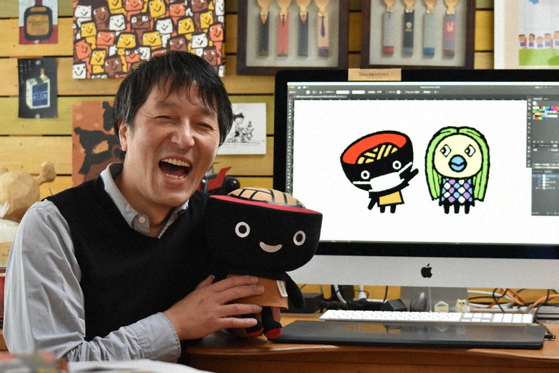 「わんこきょうだい」を生み出した小笠原雄大さん。そばっちとアマビエがコラボレートしたデザインを無料公開した=盛岡市で2021年12月2日、山田豊撮影