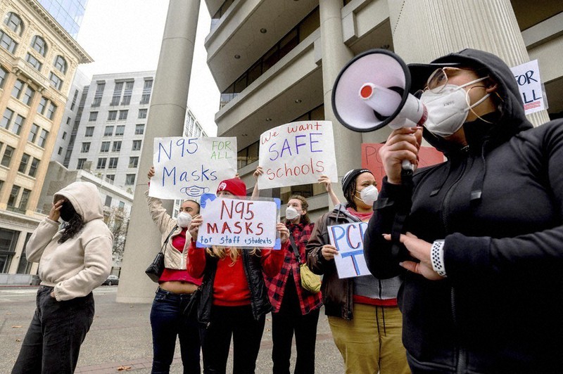 学校現場の安全対策を訴える教員=米西部カリフォルニア州オークランドで7日、AP