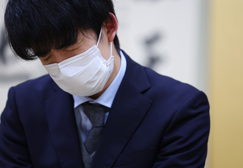 順位戦で敗れＡ級昇級が次戦へと持ち越しとなった藤井聡太竜王＝大阪市福島区で２０２２年１月１４日午前０時４７分、猪飼健史撮影
