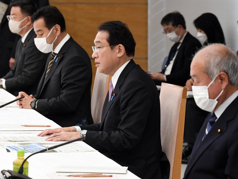 経済財政諮問会議で発言する岸田文雄首相(右から2人目)=首相官邸で2022年1月14日午前11時51分、竹内幹撮影