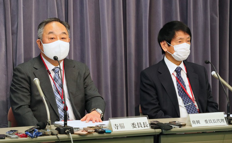 建設工事受注動態統計の書き換え問題に関しての報告書を提出し、報道陣の取材に応じる第三者委員会の寺脇一峰委員長(左)と舟岡史雄委員長代理=東京都千代田区で2022年1月14日午後1時8分、長谷川直亮撮影