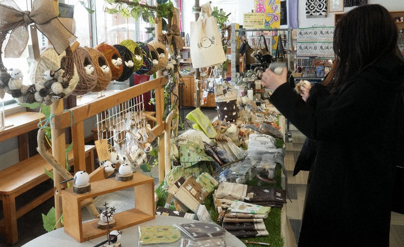 地元の作家らが手作りしたシマエナガの雑貨が並ぶコーナーもあり、アイデアあふれる一点物の商品が増え続けている=北海道苫小牧市の「道の駅ウトナイ湖」で2022年1月13日、貝塚太一撮影