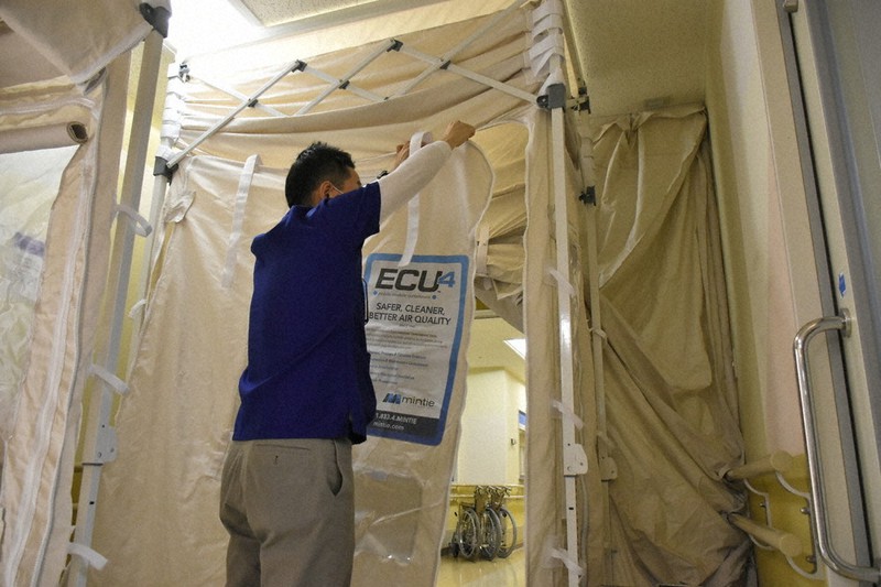 今後、コロナ患者が入る可能性がある一般病棟の入り口。病棟内の空気が外部に漏れないよう、隔壁が設置された=東京都大田区の荏原病院で12日、秋丸生帆撮影
