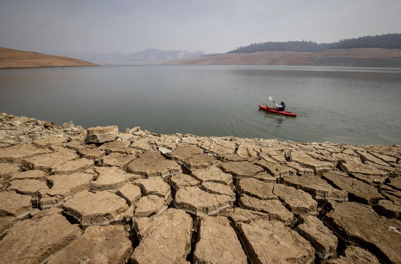 干ばつの影響で水位が下がっている米カリフォルニア州のオロビル湖=2021年8月22日、AP