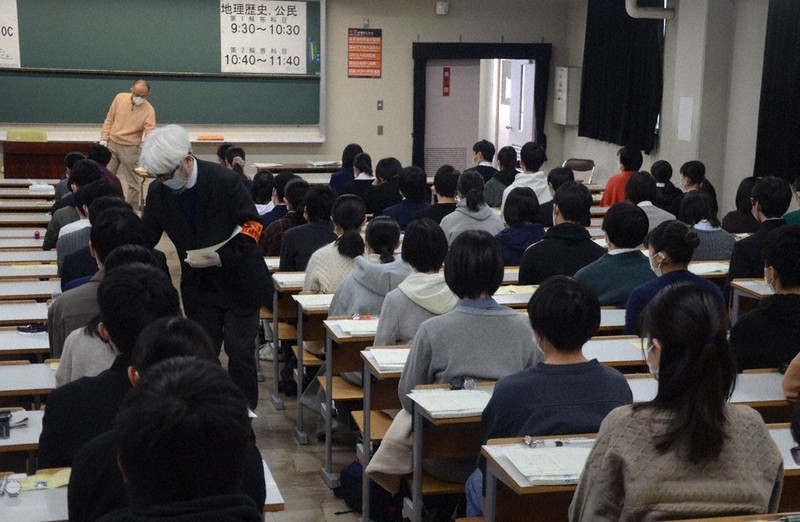 大学入学共通テストに臨む受験生たち=千葉市稲毛区の千葉大西千葉キャンパスで2022年1月15日午前9時19分、真下信幸撮影