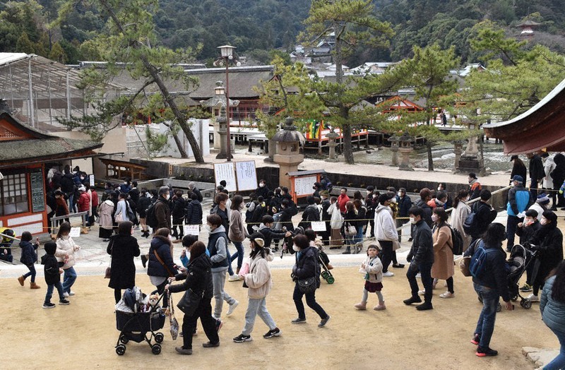 新型コロナ 観光宮島 我慢の日々 まん延防止 初の土曜日 商店街 宿泊施設に打撃 広島 毎日新聞 新型コロナ 観光宮島 我慢の日々 まん延防止 初の土曜日 商店街 宿泊施設に打撃 広島 毎日新聞