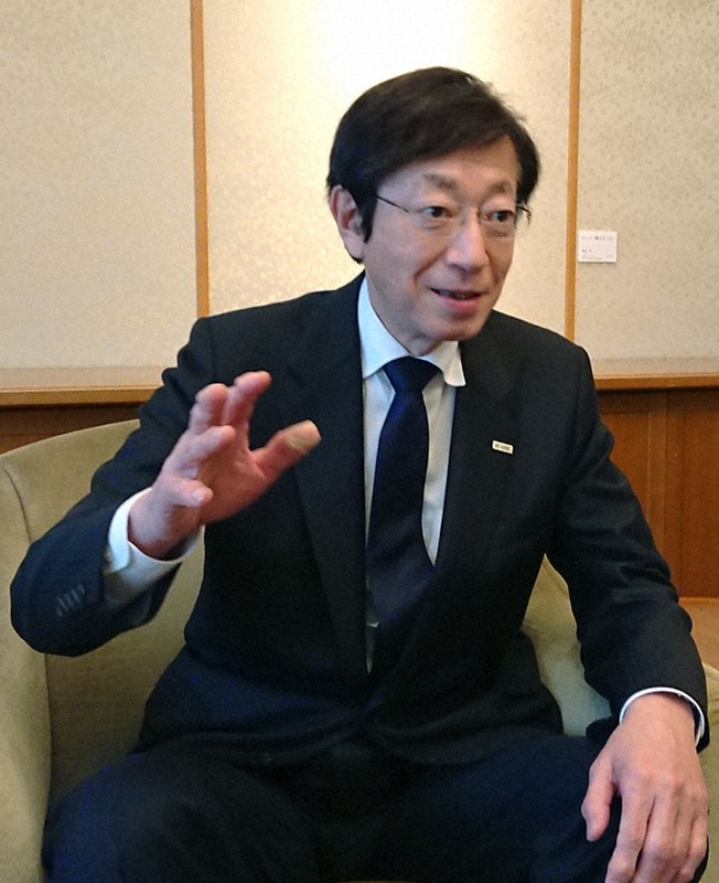 震災27年についてインタビューに答える久元喜造市長=神戸市役所で、山本真也撮影