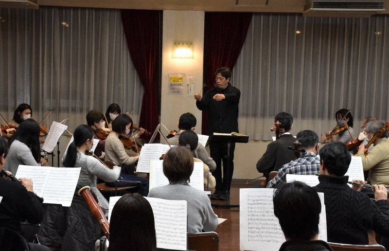 演奏会に向けて練習する神戸市民交響楽団の団員ら=神戸市中央区で2021年12月18日、中田敦子撮影